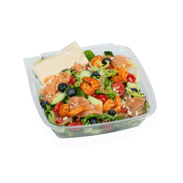 Salade met scampi, gerookte zalm en fruit